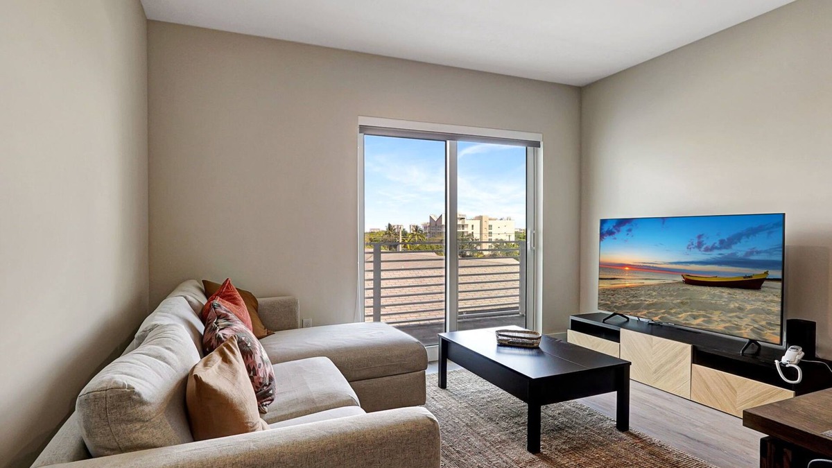Parkside Apartment | 10 Min to Beach ~ King Bed ~ Smart TV