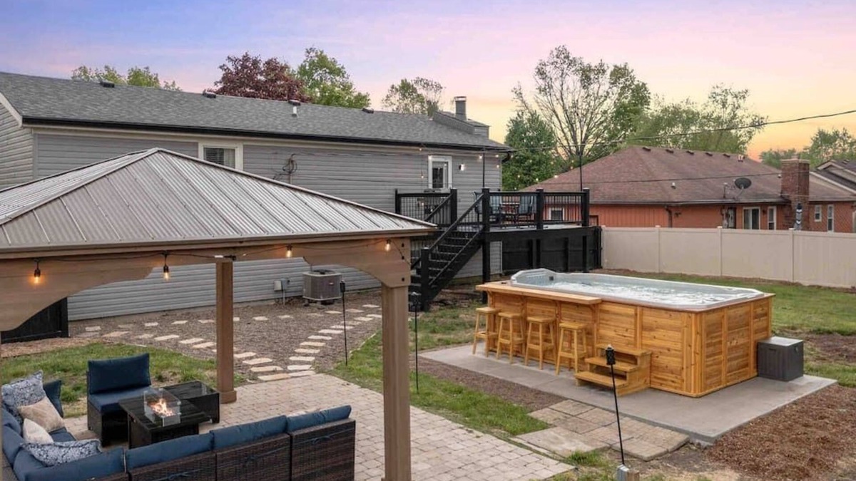Jeffersonville - Clarksville House | 10 Min to Louisville, Huge Hot Tub, Awesome Backyard