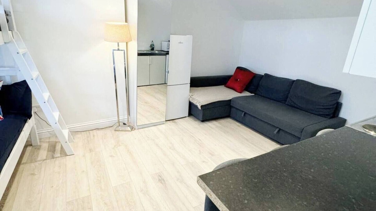 Earlsfield Apartment | 10 min train to central London C