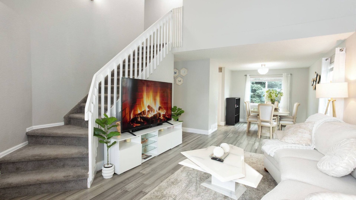 Centennial House | 10 min walk Quincy Reservoir Cherry Creek Willow Creek Park Trail Pets Friendly