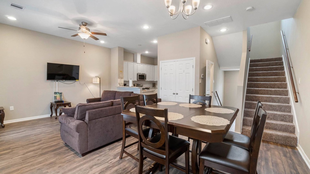 Humble Apartment | 10 mins from IAH/King Bed - Spacious 2 Bedroom home - Unit B