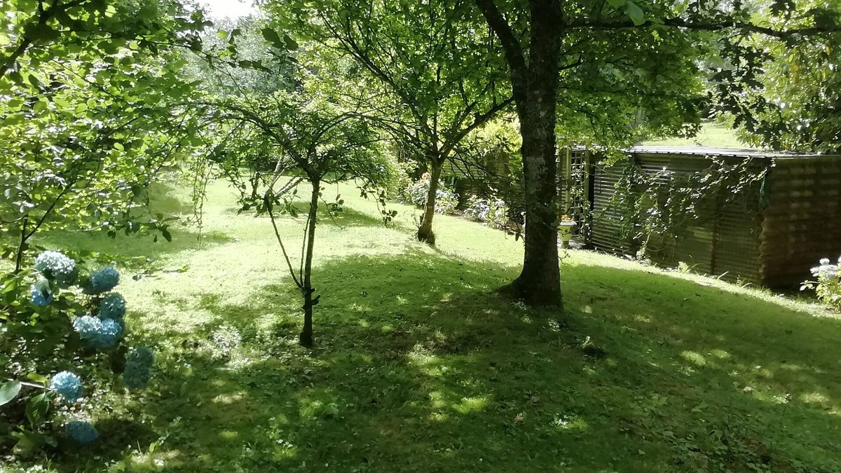 Plouigneau House | 10 mins from the beach and on the banks of a river, Country property