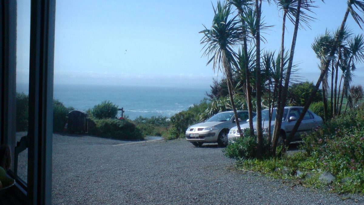 Mullion House | 10 mins on foot to beach. Short drive to golf, surf and riding. Pool access