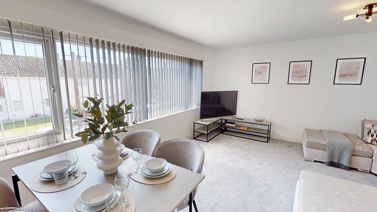 Liverpool Apartment | 10 Mins to Airport | Movie-Ready | W/M | Dishwasher | Free Parking