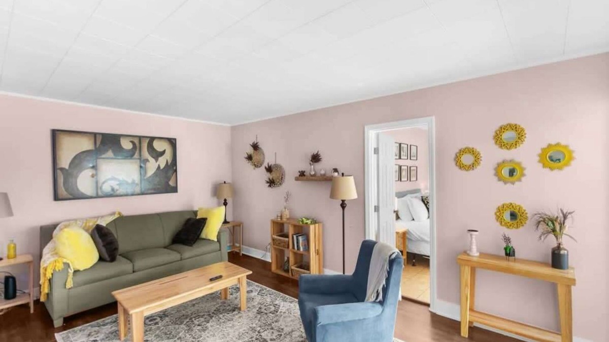 Shannon House | 10 Mins to Legion Field Stadium- Blushing Bungalow