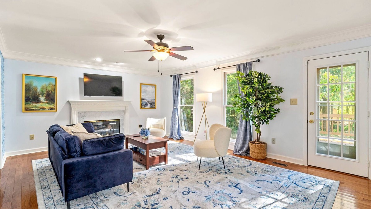 Athens House | 10 mins to UGA, Playground, Pool Table, Foosball, Mini Putt, Jetted Tub, Yard