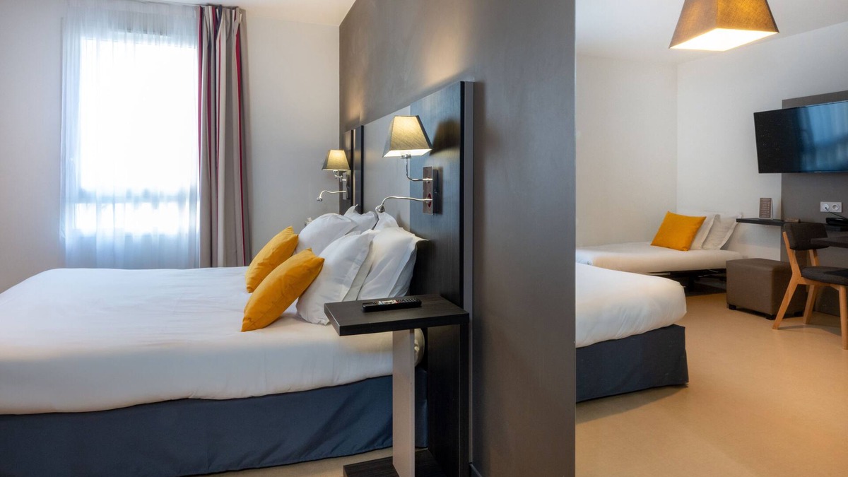 Bourg-l'Eveque Apartment | 10 Minutes du Centre ! Suite Climatisée, accès Gym