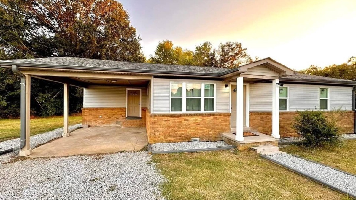 Brownsville House | 10 minutes from Blue Oval - 3 bed 1 bath/Den/Kitchen/Laundry. Furnished