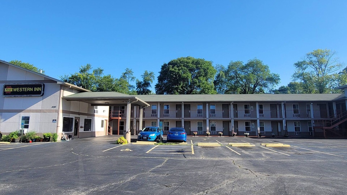 Caseyville Hotel | 10 minutes from downtown St. LouisnConvenient location off I-64