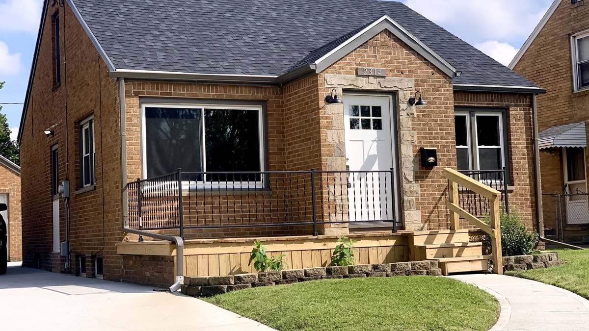 Toledo House | 10 minutes from Downtown Toledo! Cozy 2bed, 2bath, game room, propane fire pit