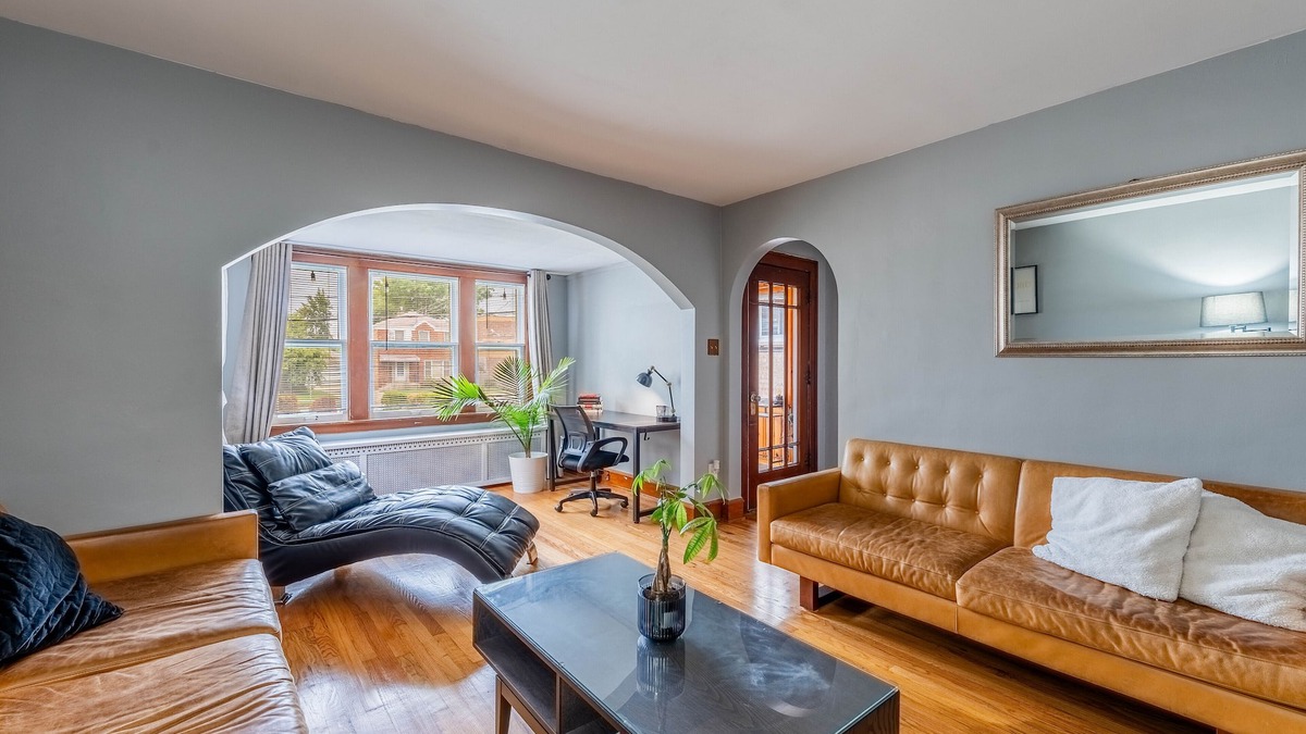 Forestview Apartment | 10 Minutes from Midway Airport Cozy Cottage Home