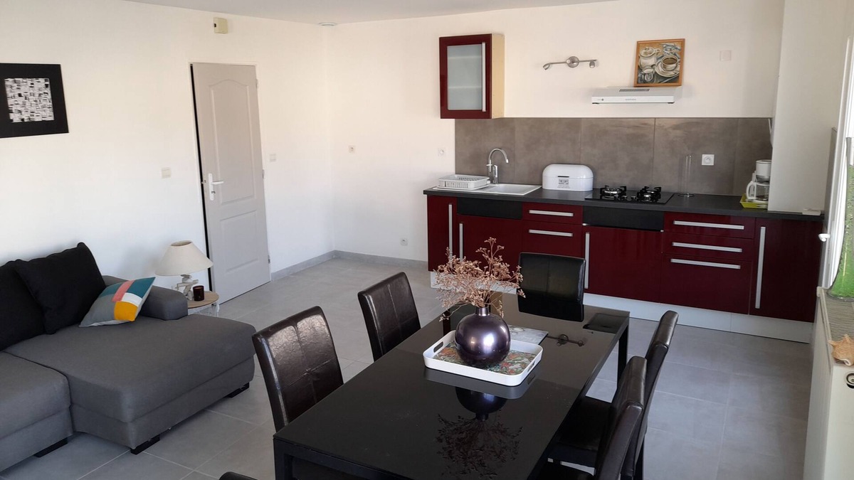 Saujon House | 10 minutes from the beaches of ROYAN, terrace, BRIGHT, COMFORT, WIFI and LINEN
