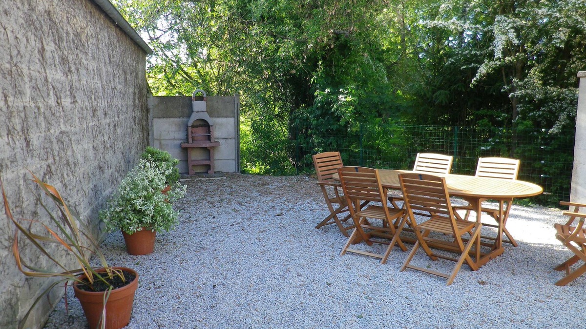 Besneville House | 10 minutes from the beaches, large house by the stream. Ideal for families