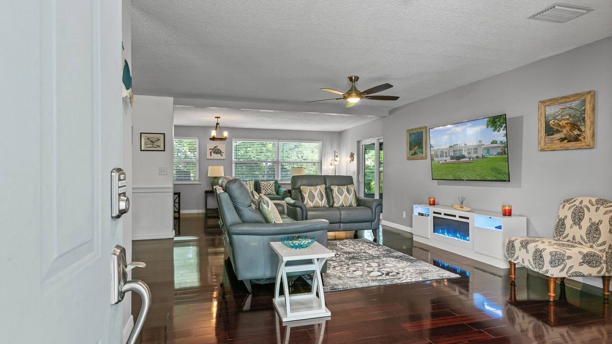 Palm Harbor House | 10 Minutes to Beach, Dine and Shop!
