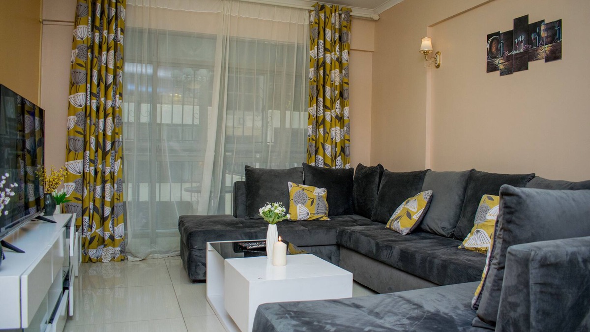Kilimani Apartment | 10 minutes to city centre!Family sized condo with swimming pool.