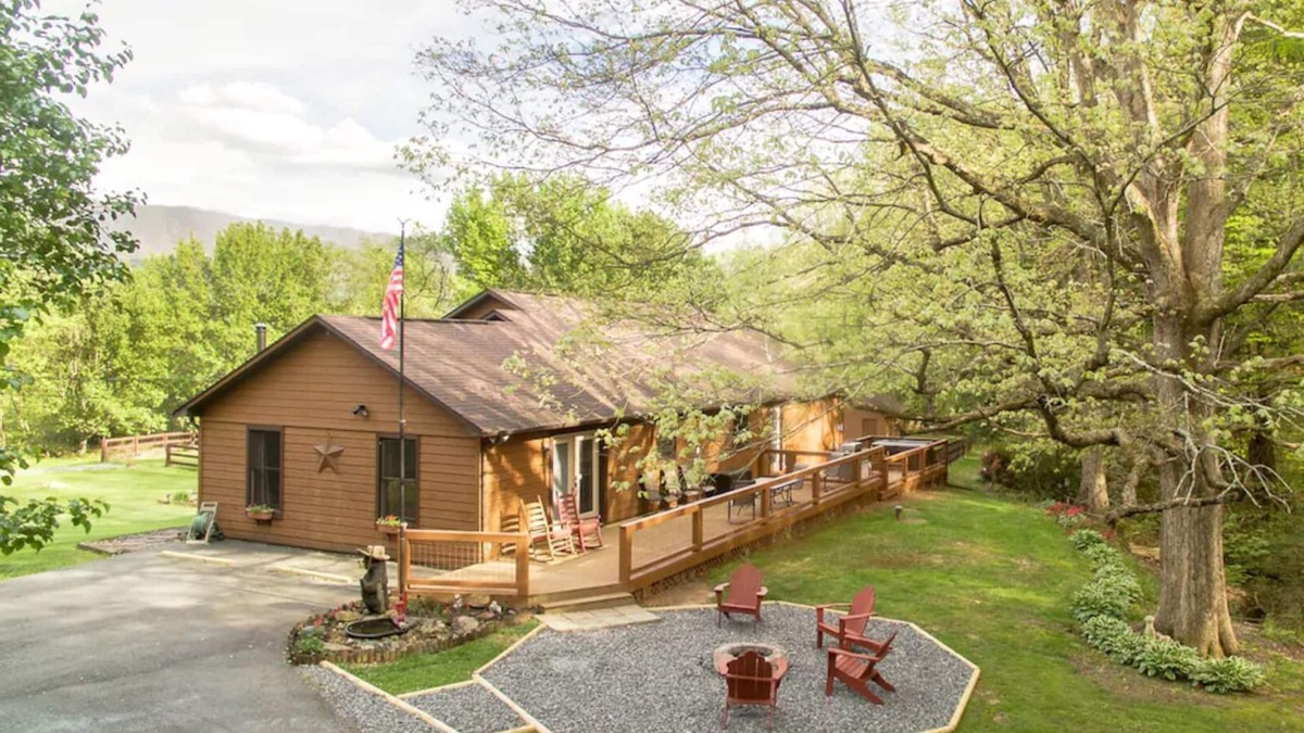 Wears Valley House | 10 minutes to GSMNP - Large fenced yard - Firepit -Hot tub -Swimming pool access
