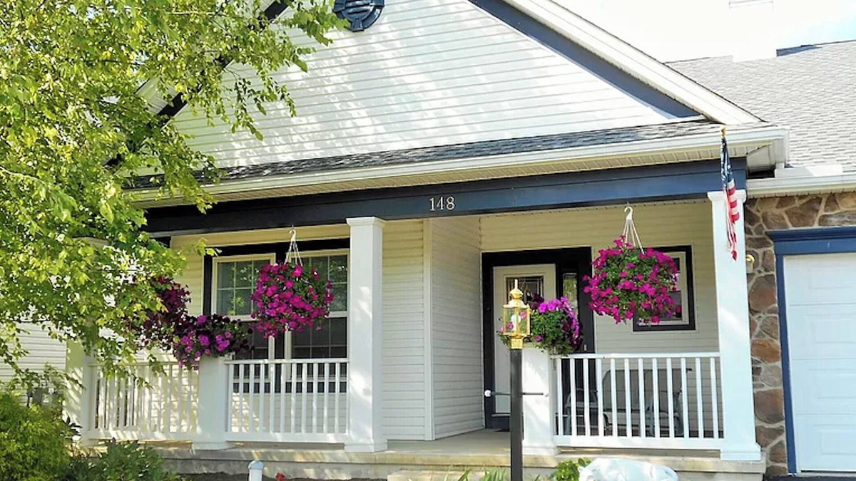 State College House | 10 minutes to PSU! Luxury Linens, Walk to Winery, Playground & Pickleball