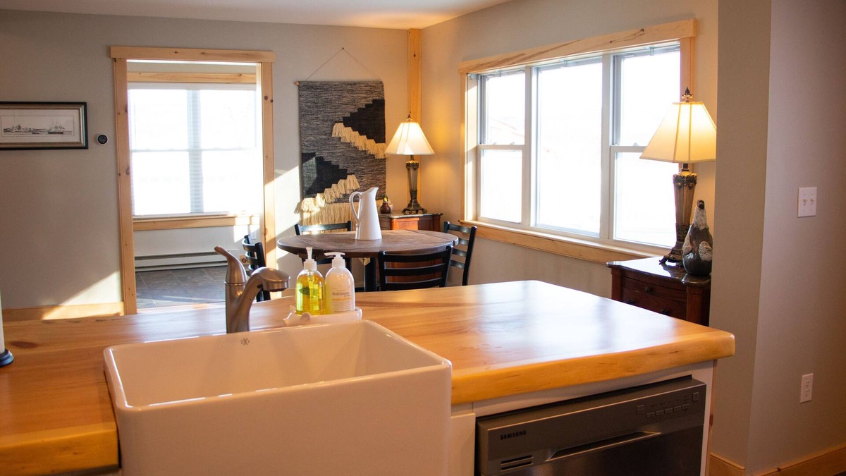 Bethel House | 10 Minutes to Sunday River and Walking Distance to Bars & Restaurants