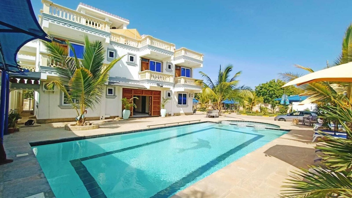 Diani Beach Villa | 10 minutes to the beach! Villa Sultanas Luxury Villa with private swimming pool
