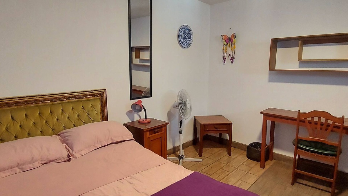 Miraflores House | 10 minutes walking from Kennedy park. Access to a kitchen and a terrace.