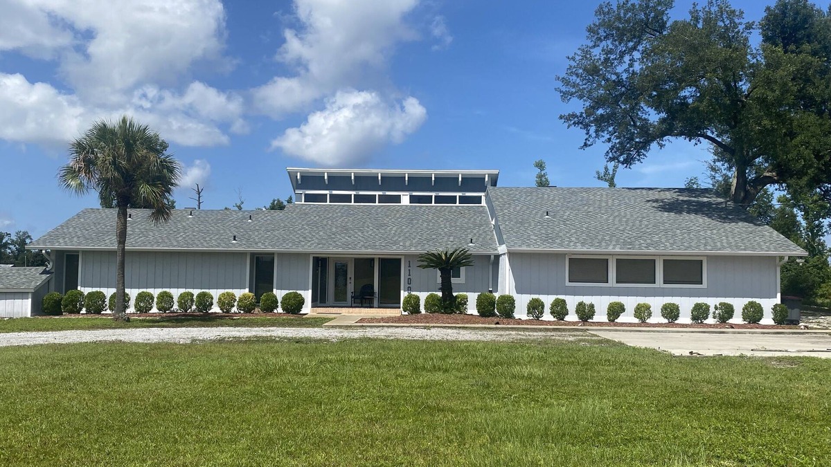Lynn Haven House | 10% of a weeks stay pet friendly big backyard. Plenty of room for everyone!