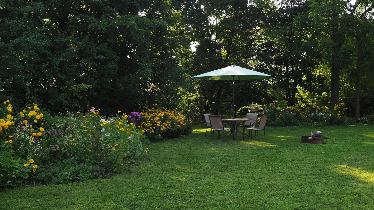 Barrie Apartment | 10% Off Flash Sale! Luxury Garden Suite: Soaker Tub, Backyard & Off St Parking!