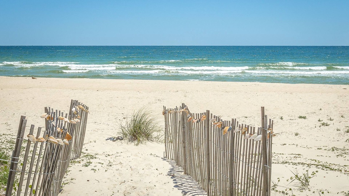 St. George Island Apartment | 10% off remaining fall weeks! Beachfront. 1 bed/1bath.