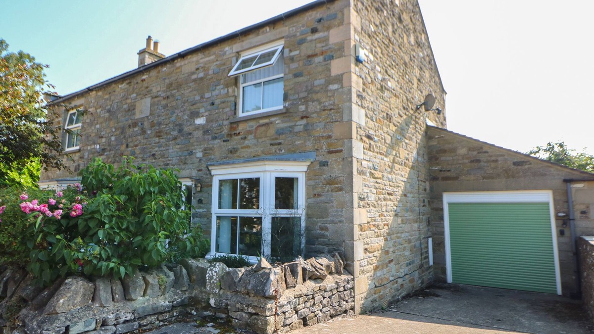 West Witton Cottage | 10 OLD SCHOOL CLOSE, pet friendly, with open fire in West Witton