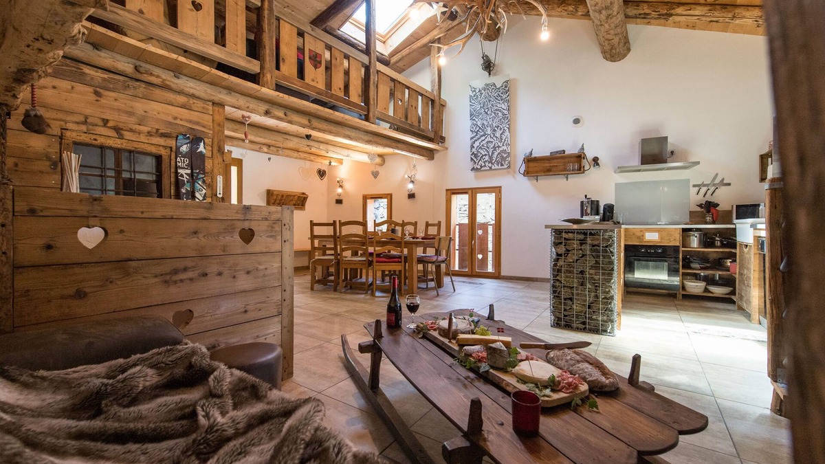 Orelle House | 10 people Chalet 100m² mountain atmosphere, great great winter ski, hiking in summer