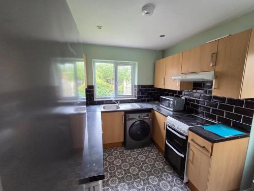 Huddersfield House | 10 Percent Off This Week WiFi Parking Sleeps 8