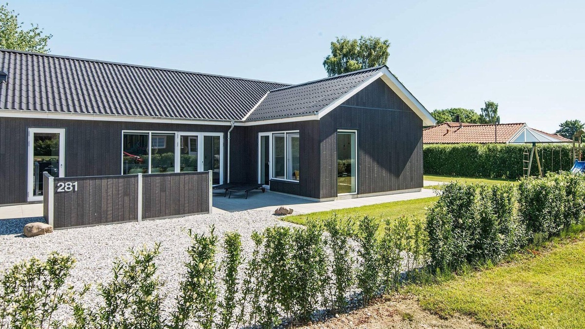 Pøt Strandby House | 10 person holiday home in Juelsminde