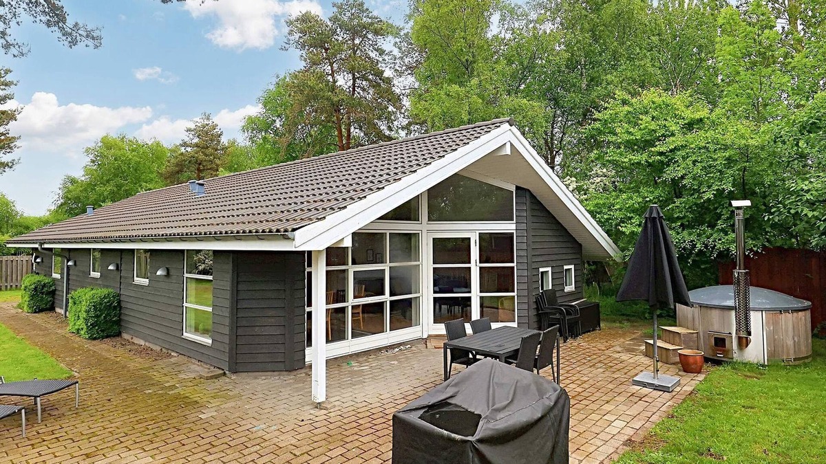 Marielyst House | 10 person holiday home in Væggerløse