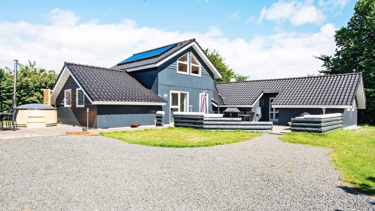 Pøt Strandby House | 10 person holiday home in Juelsminde-By Traum