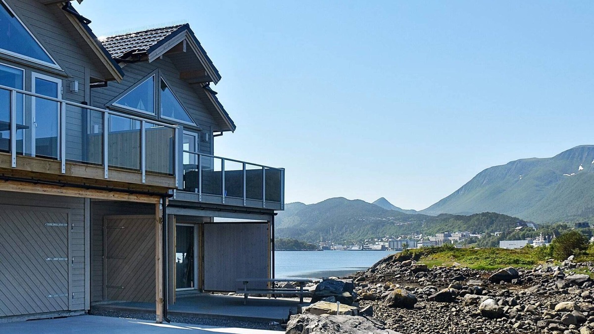 Haram House | 10 person holiday home in Brattvåg