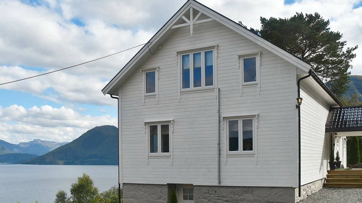 Volda House | 10 person holiday home in Folkestad