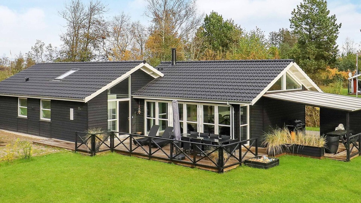 Bratten Strand House | 10 person holiday home in Jerup