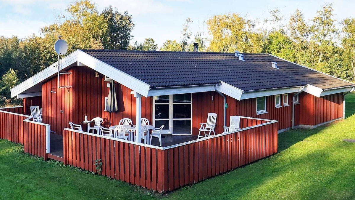 Bratten Strand House | 10 person holiday home in Jerup