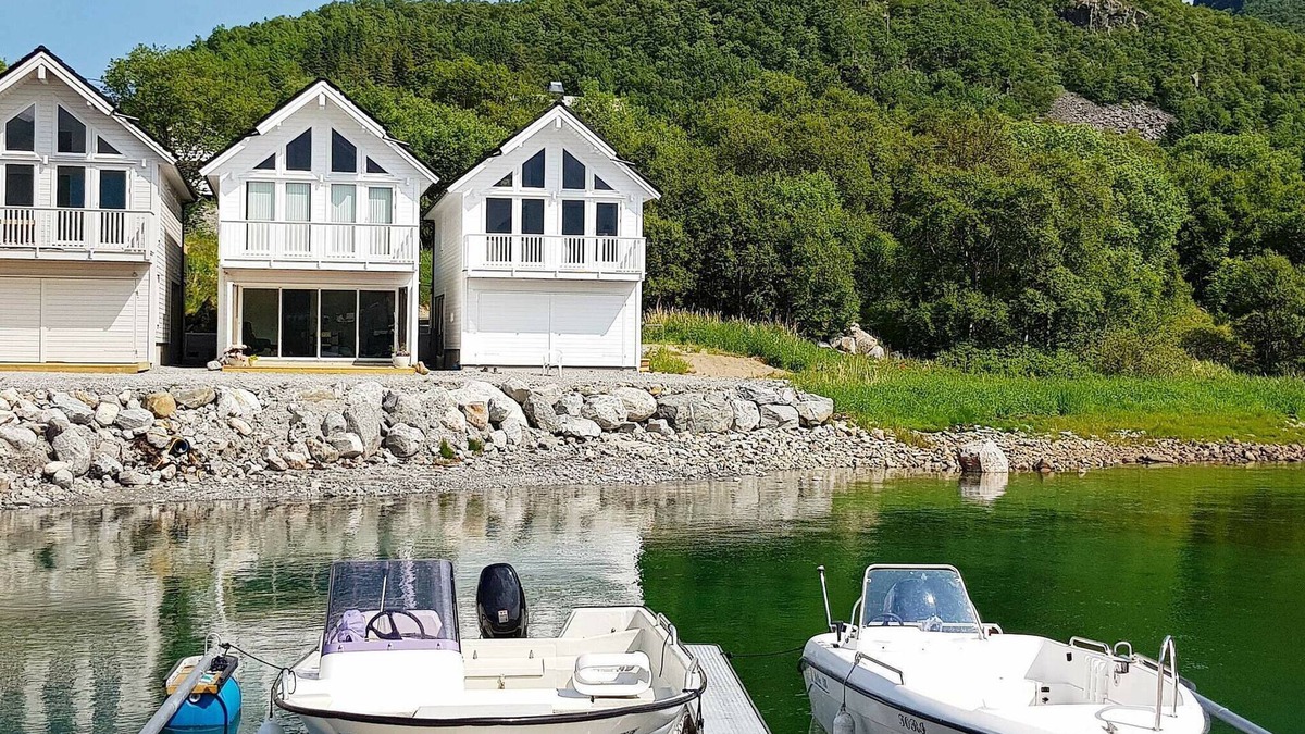 Haram House | 10 person holiday home in Brattvåg