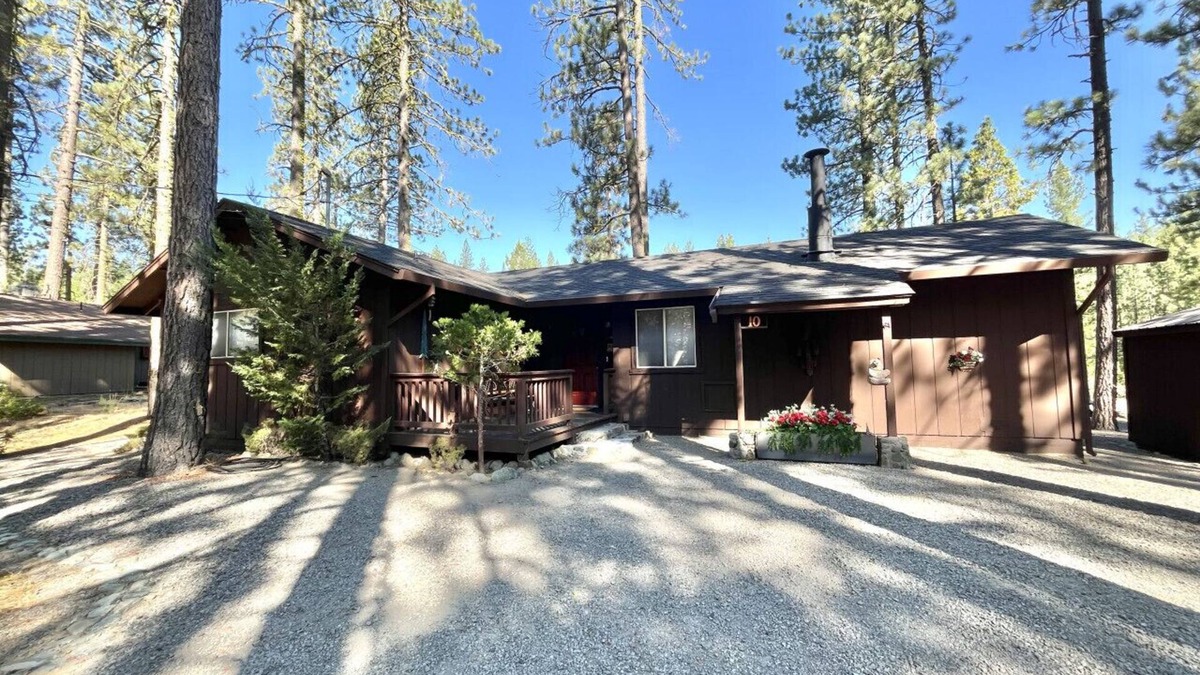 Graeagle House | 10 Pomo Trail - On the Creek!