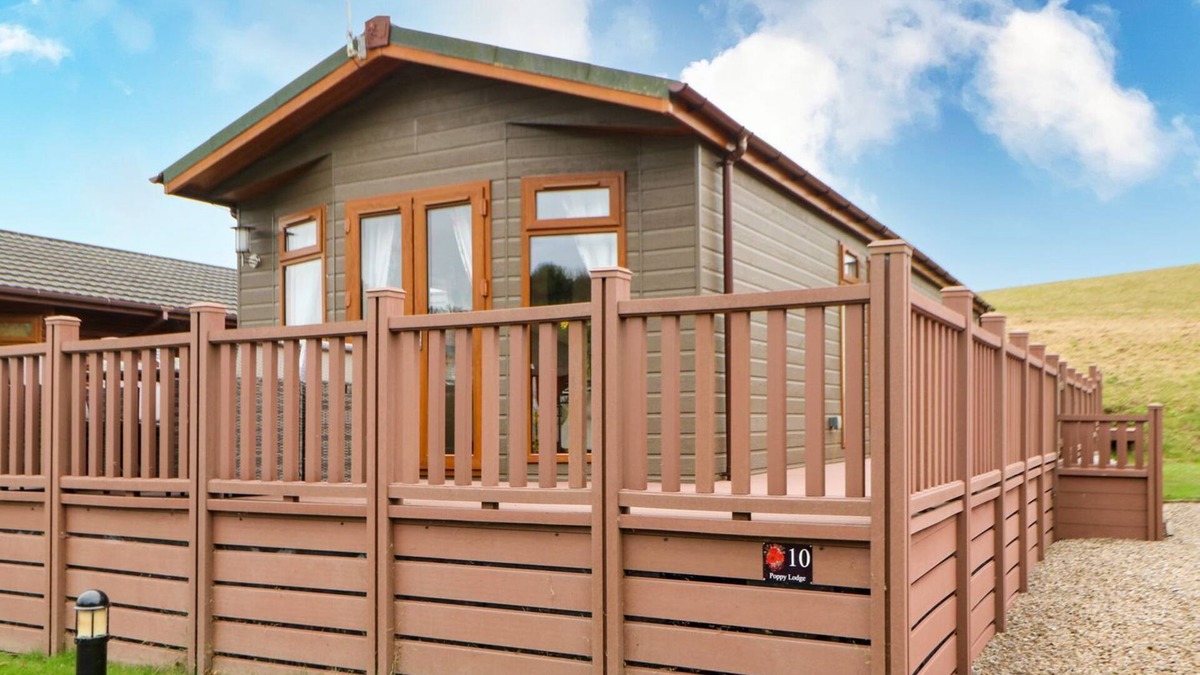 Tunstall Cottage | 10 POPPY LODGE, pet friendly in Catterick, North Yorkshire