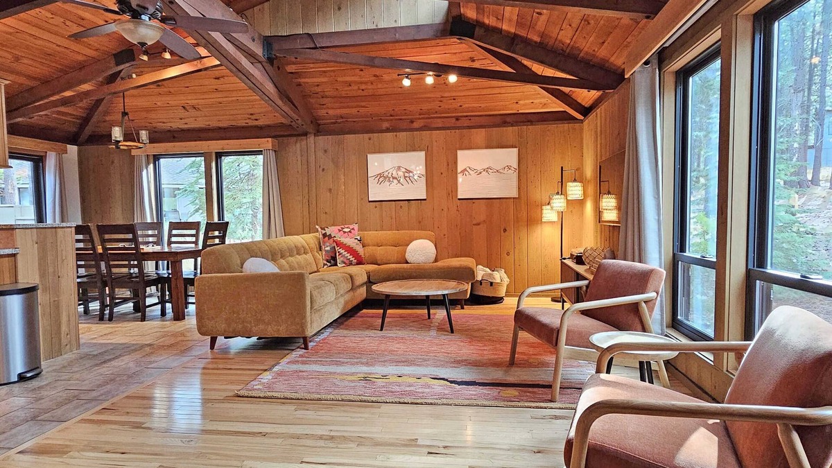 Sunriver House | 10 Puma-Sunriver, Oregon: Hot Tub, BBQ, WiFi, SHARC Aquatics, Tubing Hill, Mt. Bachelor, Golf, Deschutes River, Tennis, Bike Paths
