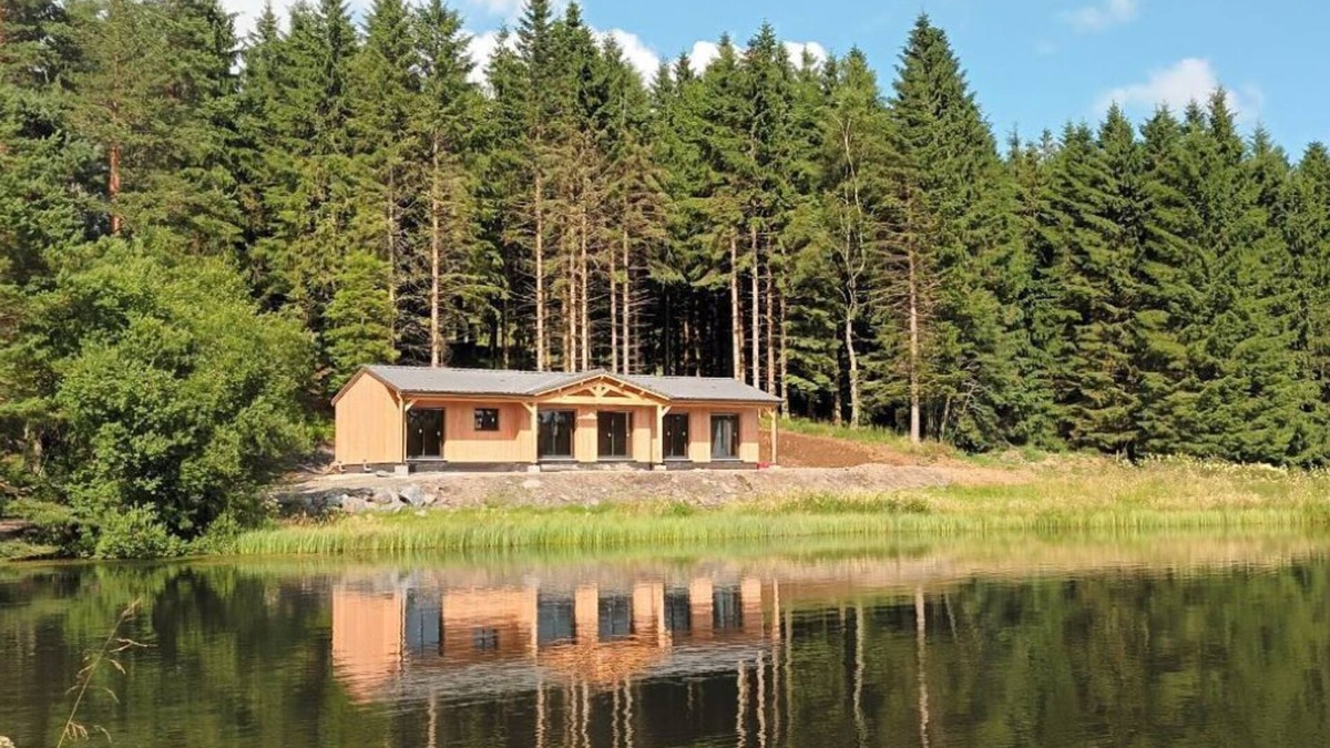 Montgreleix Ski Chalet | 10-seater waterside chalet, calm and serenity in the heart of Cantal