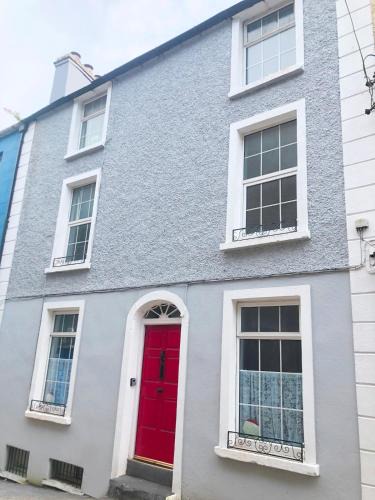 Wexford House | 10 Seconds to Main Street!