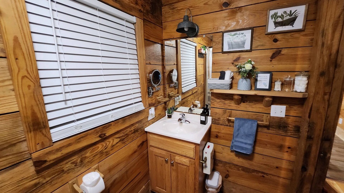 Guntersville Cabin | 10. Spacious 1 bedroom cabin
