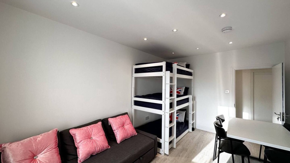 Earlsfield Apartment | 10 train mins to central london