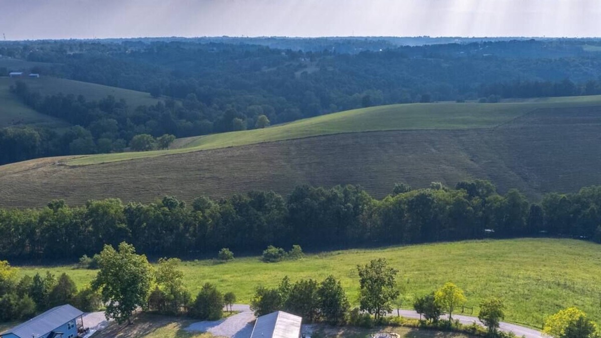 Dry Ridge House | 100 Acre Relaxing Retreat Near ARK- Four Houses Sleeps 36!