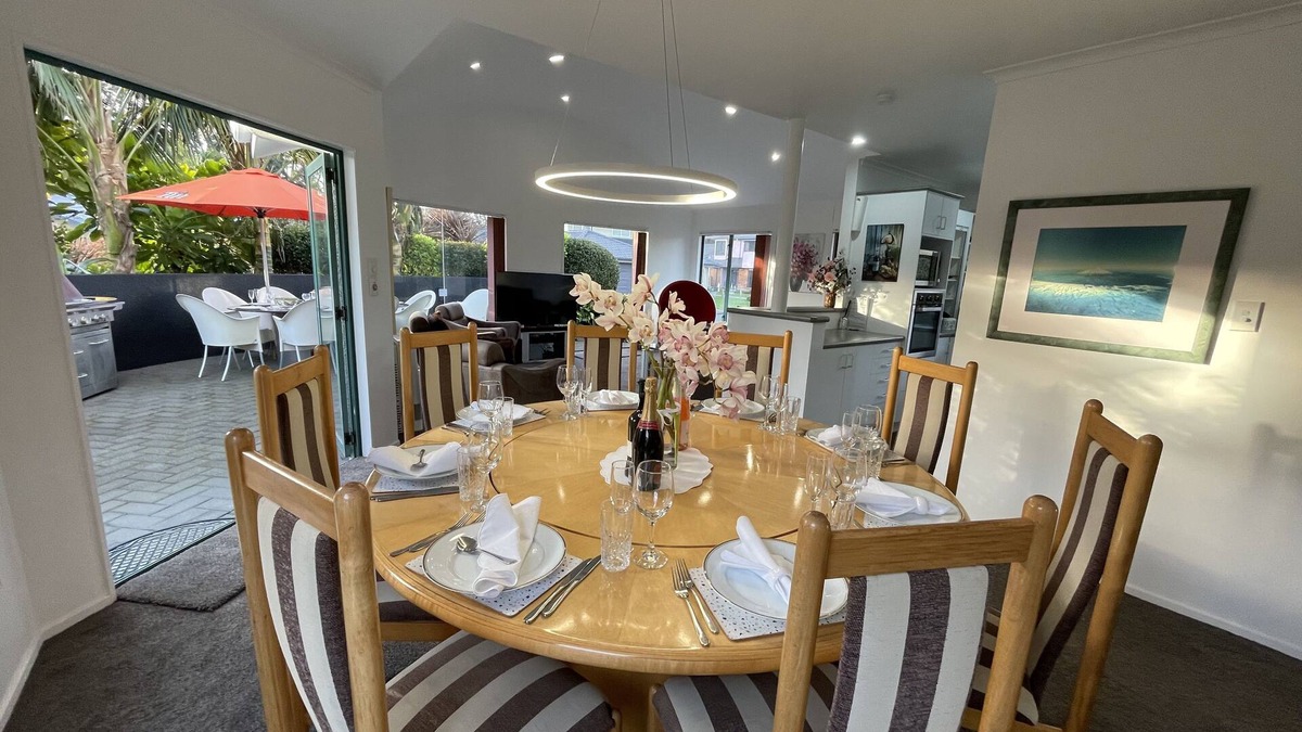 New Plymouth House | 100 metres to the famous coastal walkway, 5 water front cafes, restaurants etc.