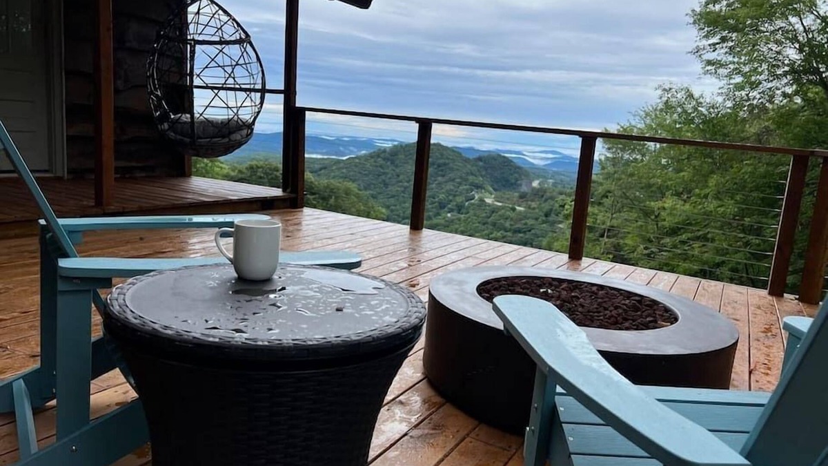 Apple Ridge Cabin | 100 mile view, 2.5 miles to downtown Blowing Rock.