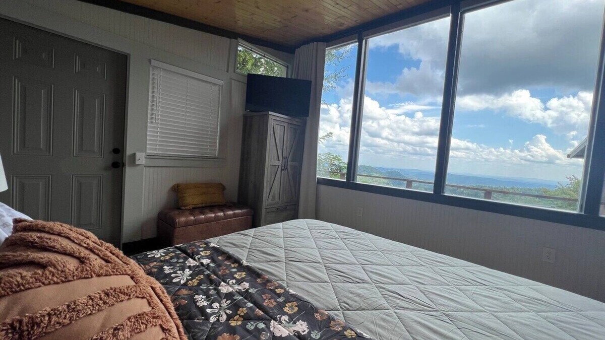 Apple Ridge Apartment | 100 Mile Views & Hot Tub in BR!
