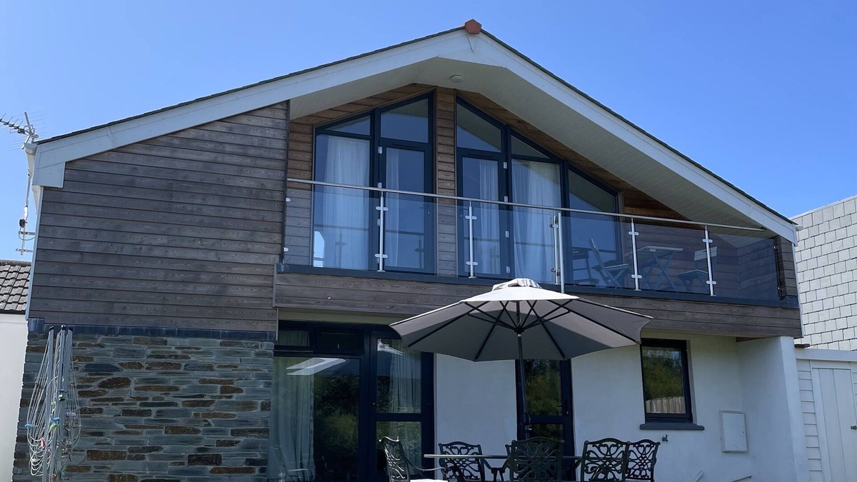 Harlyn House | 100 steps away from beautiful Harlyn Bay Beach!